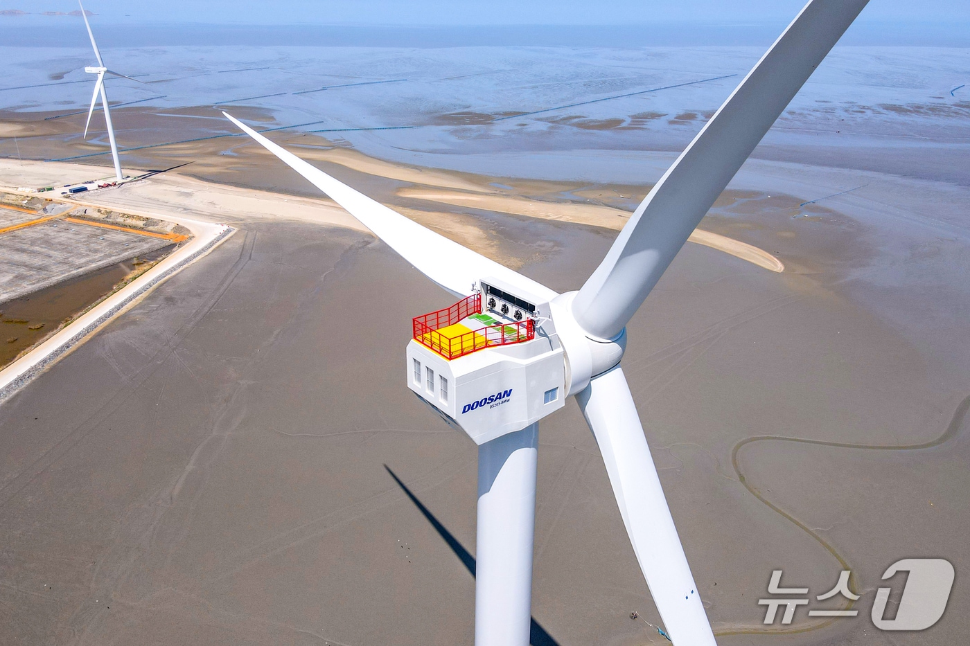 두산에너빌리티가 국내 기술로 독자 개발한 8MW급 해상풍력 발전기(DS205-8MW) 전경(두산에너빌리티 제공)