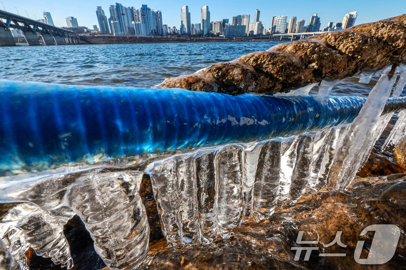 영하권 추위로 본격적인 겨울날씨를 보인 31일 서울 영등포구 여의도 인근 한강에 고드름이 얼어있다. 2025.12.31/뉴스1 ⓒ News1 이호윤 기자