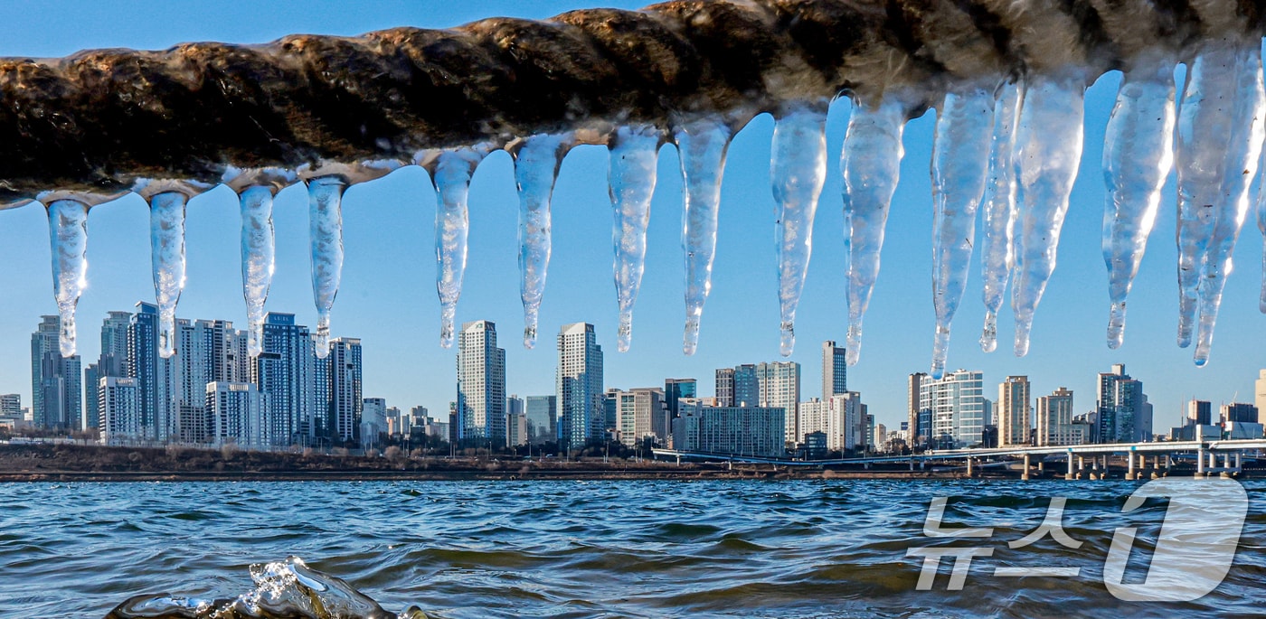 영하권 추위로 본격적인 겨울날씨를 보인 31일 서울 광진구 인근 한강에 고드름이 얼어있다. 2025.12.31/뉴스1 ⓒ News1 이호윤 기자