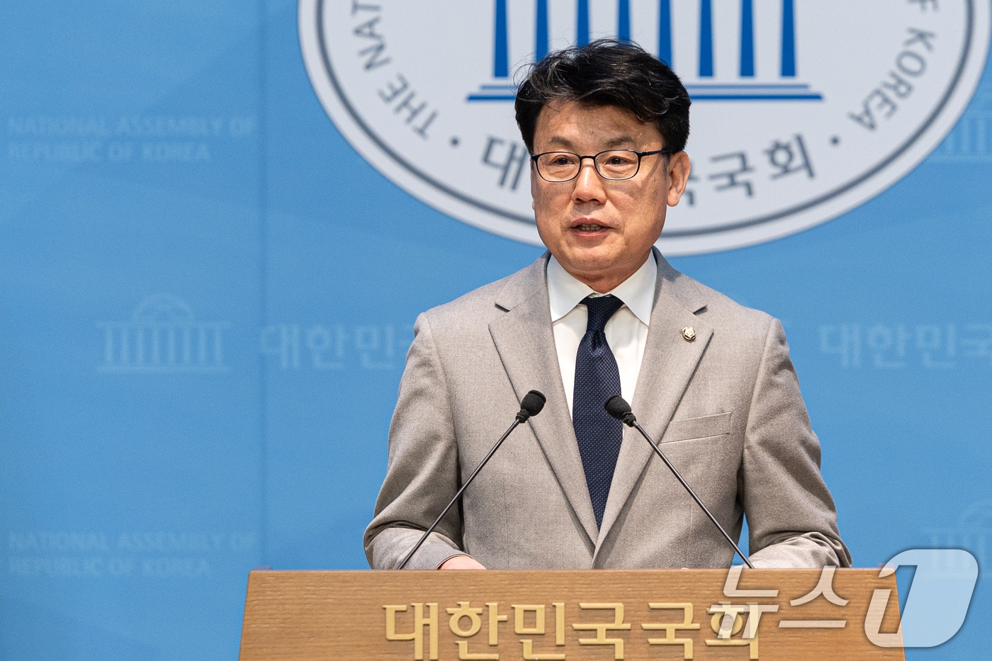 진성준 더불어민주당 의원이 지난 달 31일 서울 여의도 국회 소통관에서 원내대표 선거 출마 기자회견을 하고 있다. 2025.12.31/뉴스1 ⓒ News1 이승배 기자