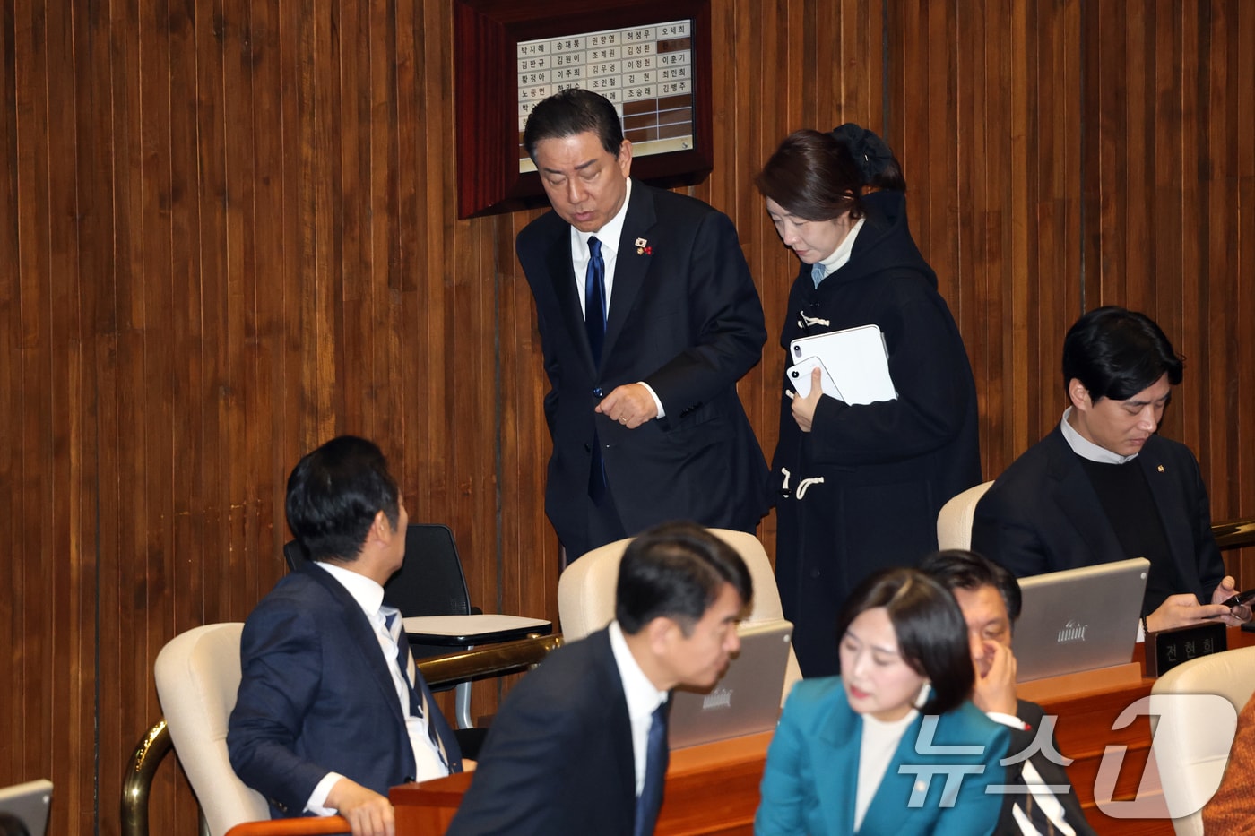 2025년 12월 24일 서울 여의도 국회에서 열린 제430회 국회(임시회) 제2차 본회의에서 당시 김병기 더불어민주당 원내대표와 강선우 의원이 대화를 나누며 발걸음을 옮기고 있다. 왼쪽 아래는 이들을 바라보는 정청래 대표. (뉴스1 DB) 2025.12.31/뉴스1 ⓒ News1 이승배 기자