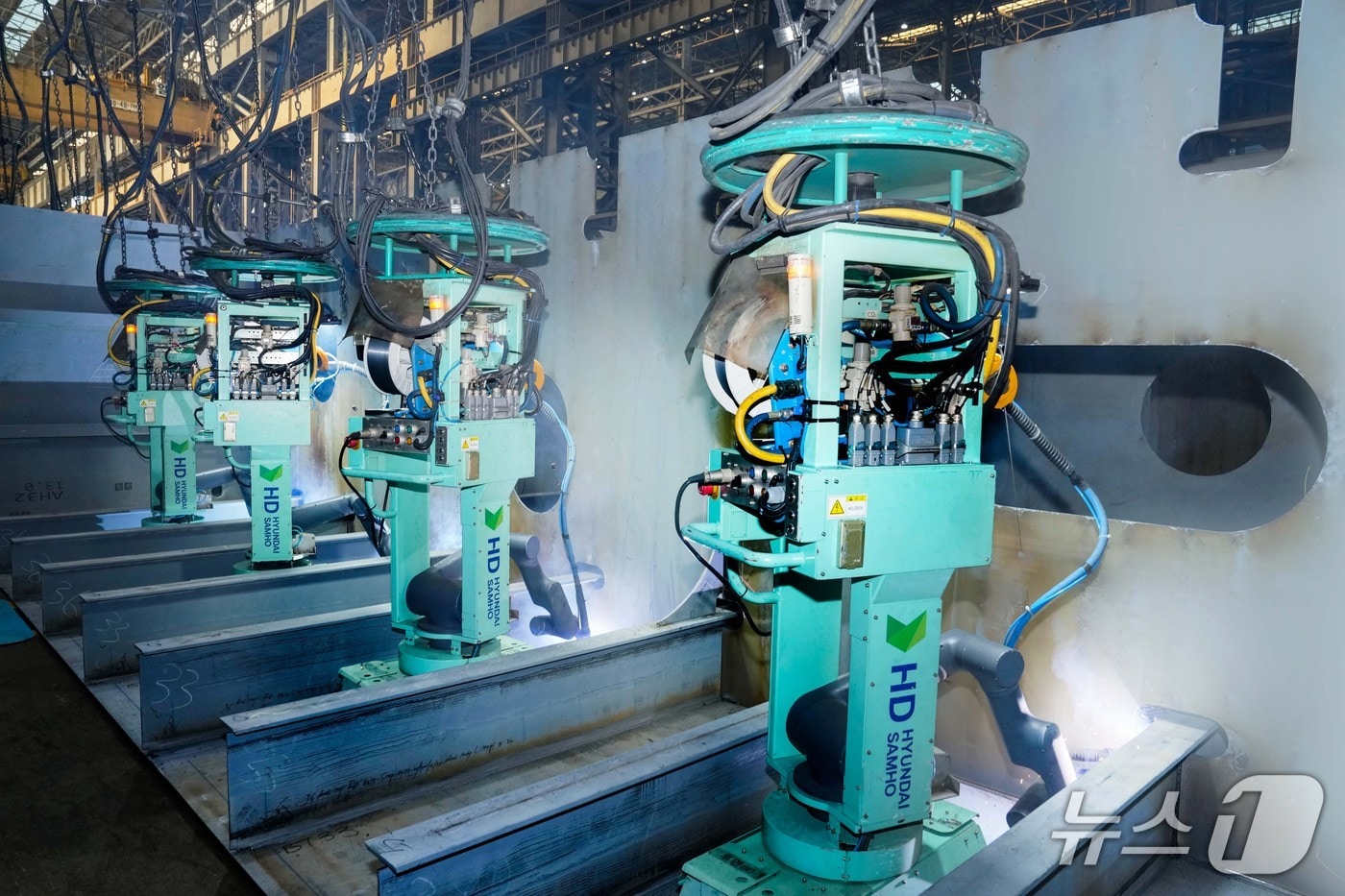 "용접봉 대신 조종기" 로봇이 바꾼 HD현대삼호 생산성 20%↑[르포] - 뉴스 썸네일 이미지