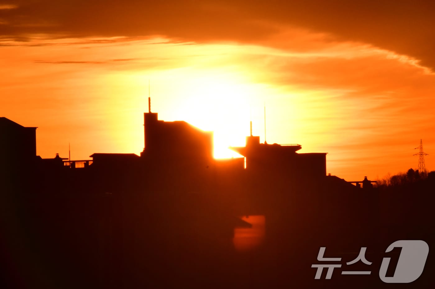 2025년 을사년(乙巳年) 마지막 날인 31일 경북 포항시 아파트 단지 서쪽으로 저녁 노을이 지고 있다. 2025.12.31/뉴스1 ⓒ News1 최창호 기자