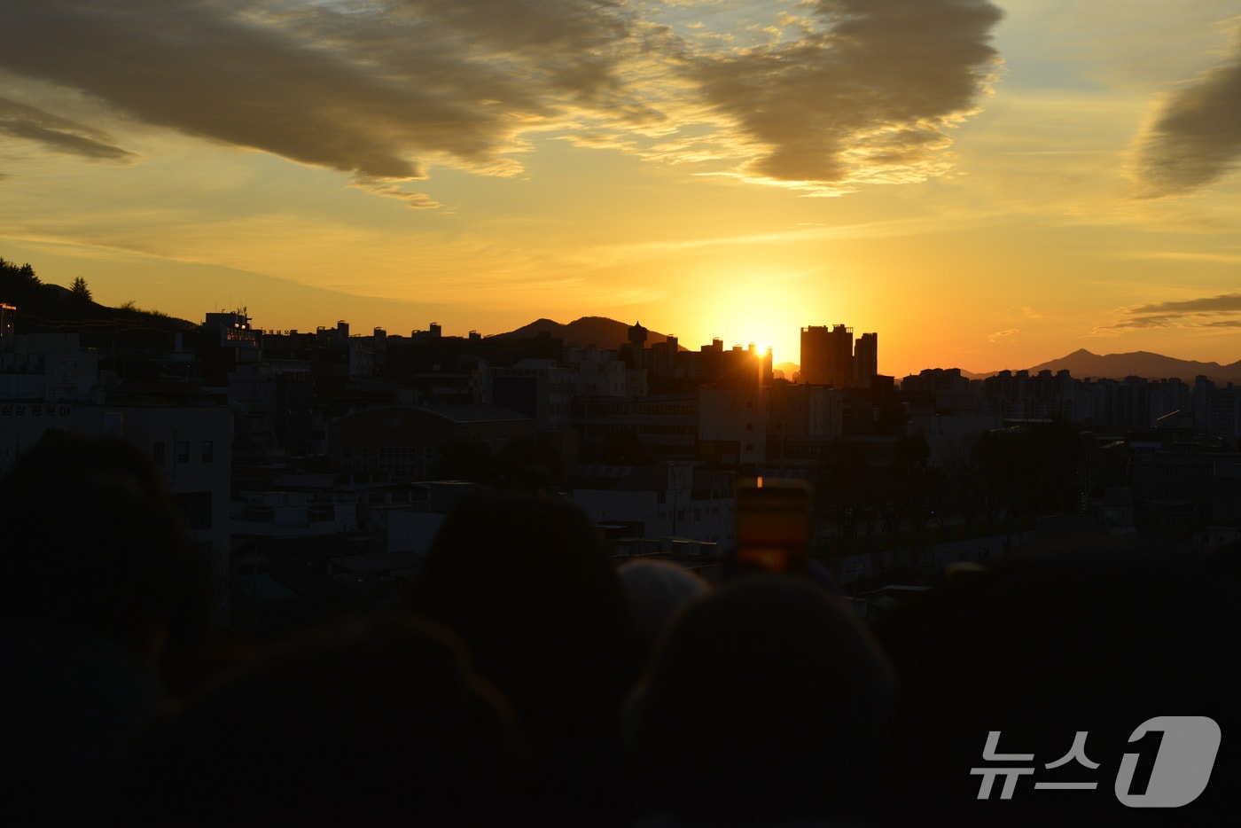 31일 오후 대구 남구 앞산 해넘이전망대에 모인 시민들이 을사년의 마지막 해를 지켜보고 있다.2025.12.31/뉴스1 ⓒ News1 이성덕 기자
