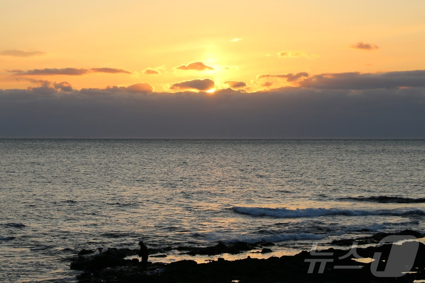 31일 제주 서귀포시 강정동 앞바다에서 2025년 마지막 해가 구름 사이로 넘어가고 있다.2025.12.31/뉴스1 ⓒ News1 홍수영 기자