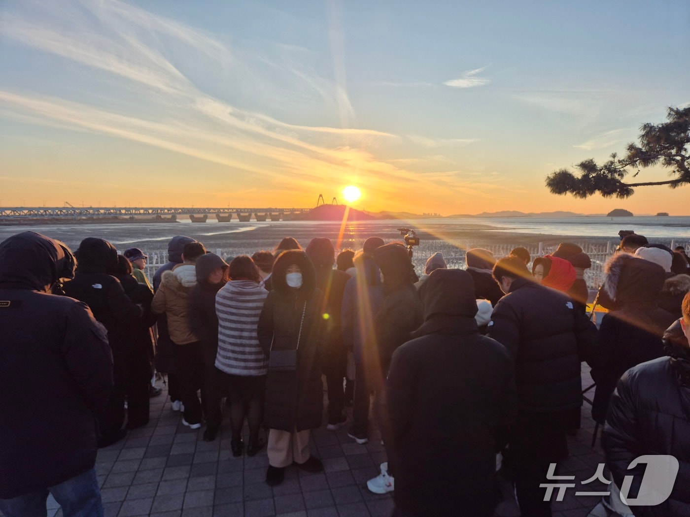 31일 오후 5시쯤 인천 서구 아라빛섬정서진 광장에 시민들이 모여있다/뉴스1