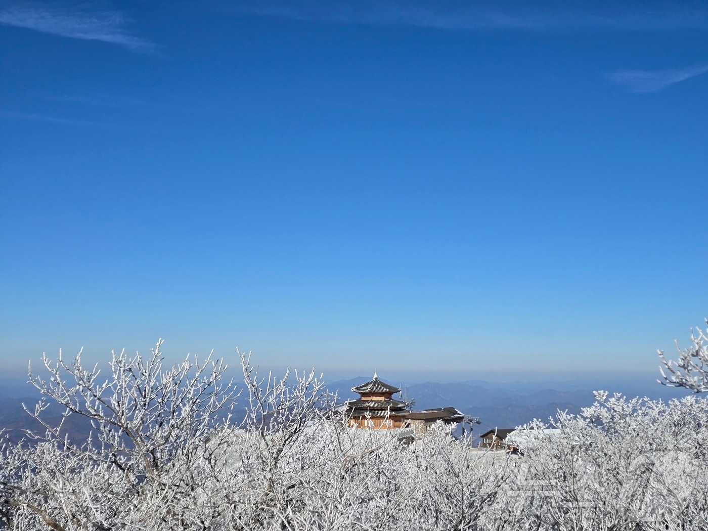 전북 무주군 덕유산에 눈이 쌓인 가운데 향적봉에서 보이는 상제루 쉼터.(덕유산국립공원사무소 제공. 재판매 및 DB금지) 2025.12.31/뉴스1 ⓒ News1 장수인 기자