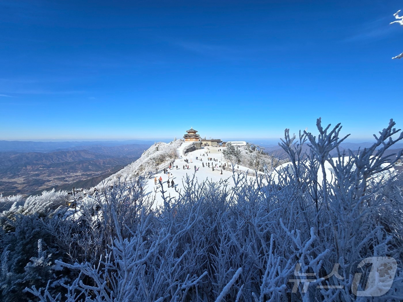 31일 오후 전북 무주군 덕유산에 눈이 쌓인 가운데 향적봉에서 보이는 상제루 쉼터.(덕유산국립공원사무소 제공. 재판매 및 DB금지) 2025.12.31/뉴스1 ⓒ News1 장수인 기자