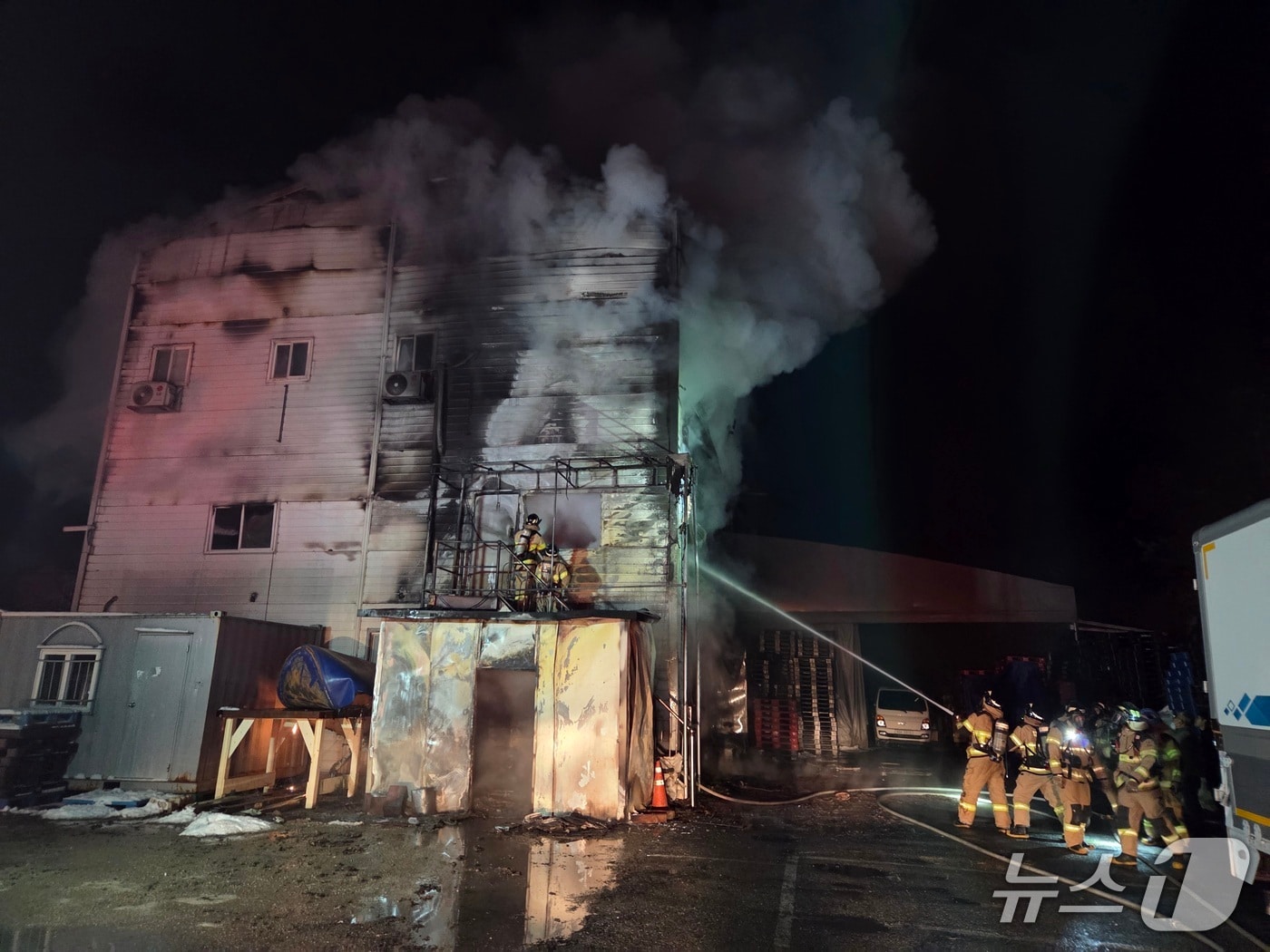  천안 유리가공 공장 화재 현장. &#40;천안동남소방서 제공, 재판매 및 DB금지&#41; / 뉴스1