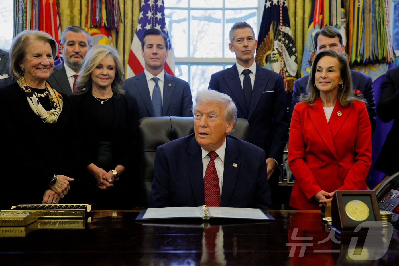 도널드 트럼프 미국 대통령이 3일&#40;현지시간&#41; 백악관 집무실에 자동차 업계 관계자들을 불러 모아 자동차 연비 규제 완화를 발표하고 있다. 2025.12.3 ⓒ 로이터=뉴스1 ⓒ News1 강민경 기자