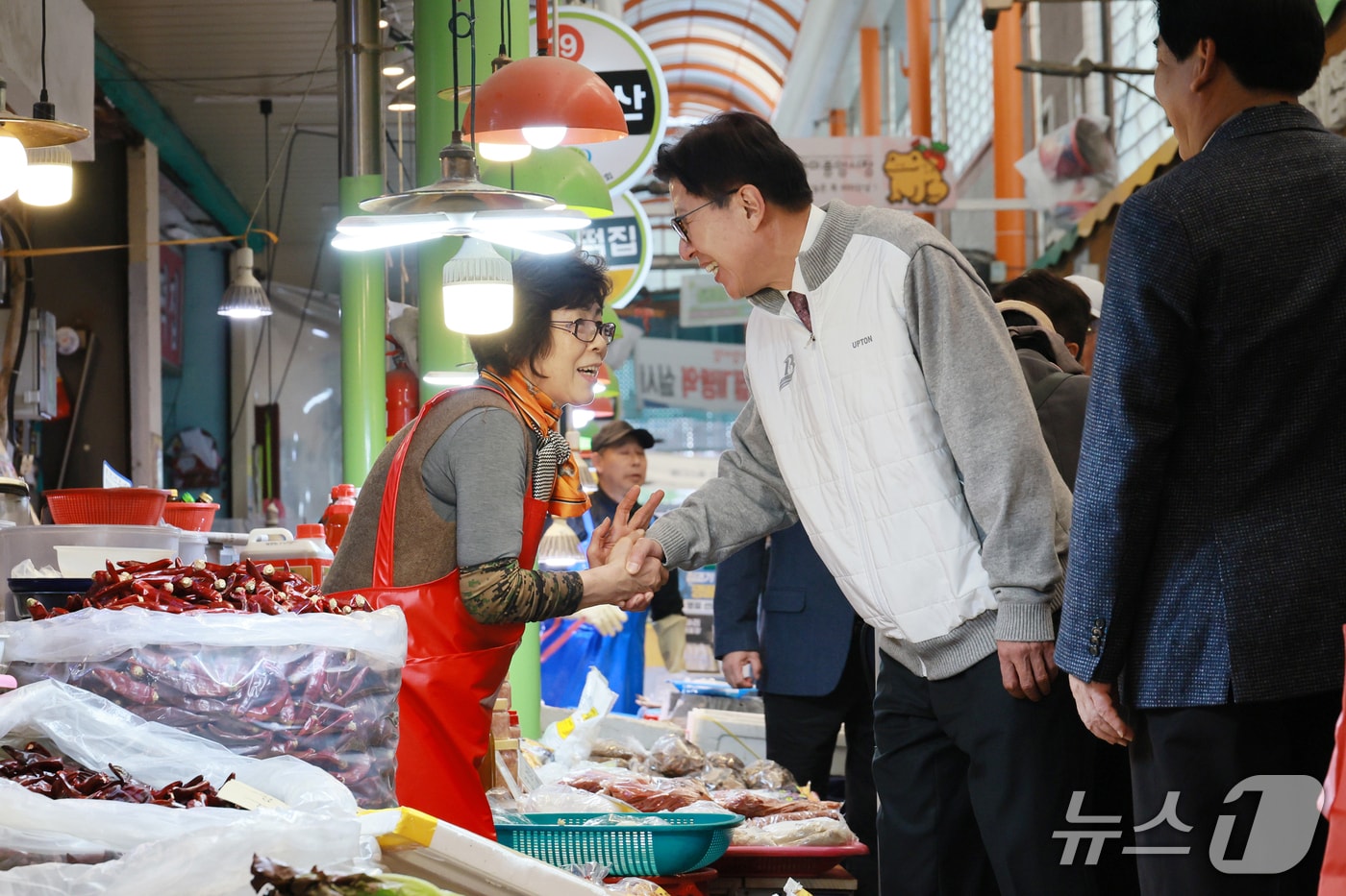 지난달 6일 박형준 부산시장이 망미중앙시장 현장 방문 모습.(부산시 제공. 재판매 및 DB금지)