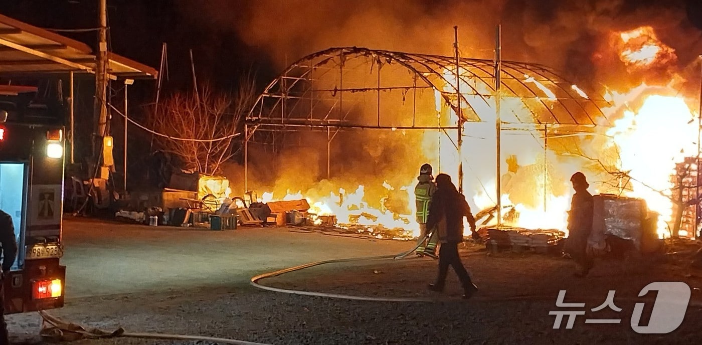 3일 오후 11시쯤 예천군 지보면의 한 비닐하우스에서 불이나 소방 당국이 진화하고 있다.&#40;경북소방본부 제공. 재판매 및 DB 금지&#41;2025.124/뉴스1