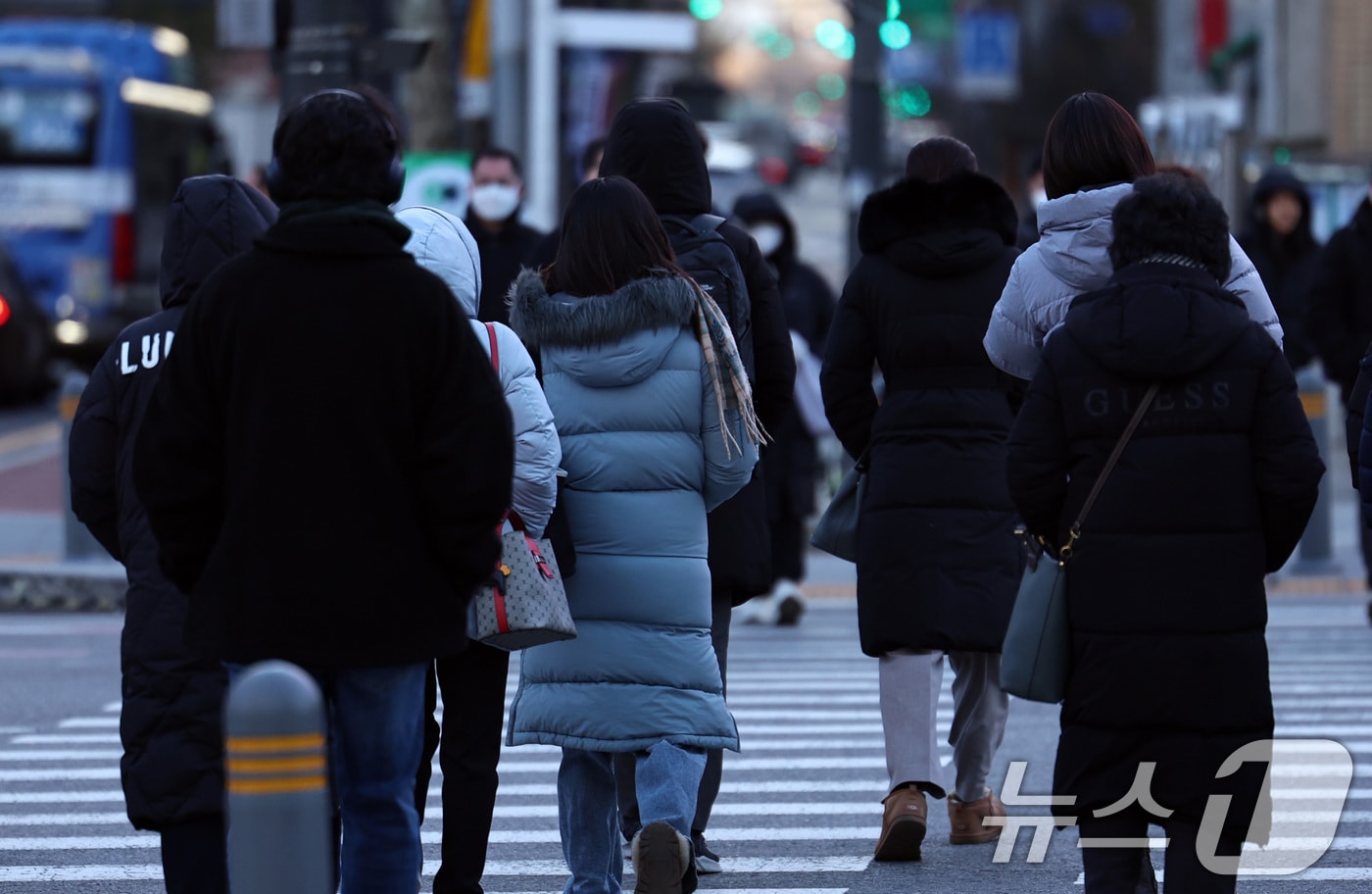 서울 광화문네거리 일대에서 시민들이 추위 속 출근길 발걸음을 옮기고 있다. 2025.12.4/뉴스1 ⓒ News1 구윤성 기자