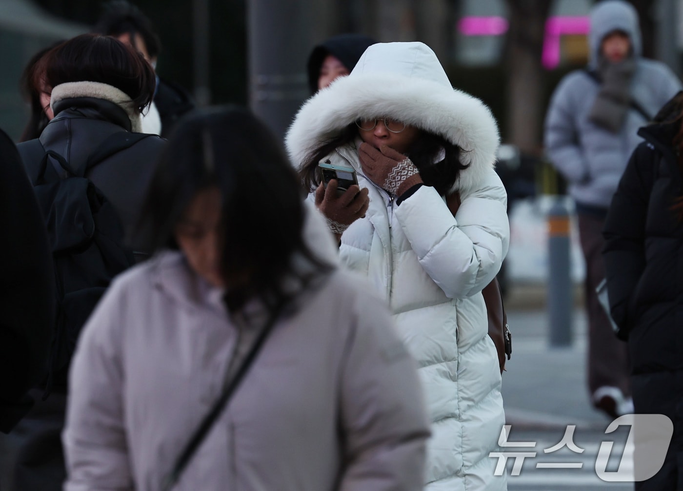 서울의 최저기온이 영하 10도 가까이 떨어진 4일 오전 서울 광화문네거리 일대에서 시민들이 추위 속 출근길 발걸음을 옮기고 있다. 2025.12.4/뉴스1 ⓒ News1 구윤성 기자