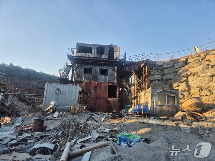 당진 대호지면 적서리 채석장 컨네이터 기계실 화재 현장. &#40;당진소방서 제공, 재판매 및 DB금지&#41; / 뉴스1