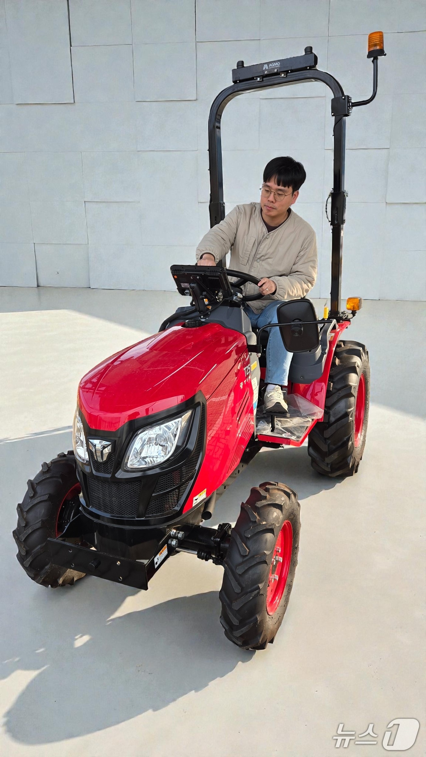 농기계자율주행 알고리즘을 실험하는 ETRI 연구진(ETRI 제공) /뉴스1