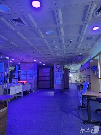 문화체육센터 수영장 대기 공간 항균등 설치 사진.&#40;용산구 제공&#41;