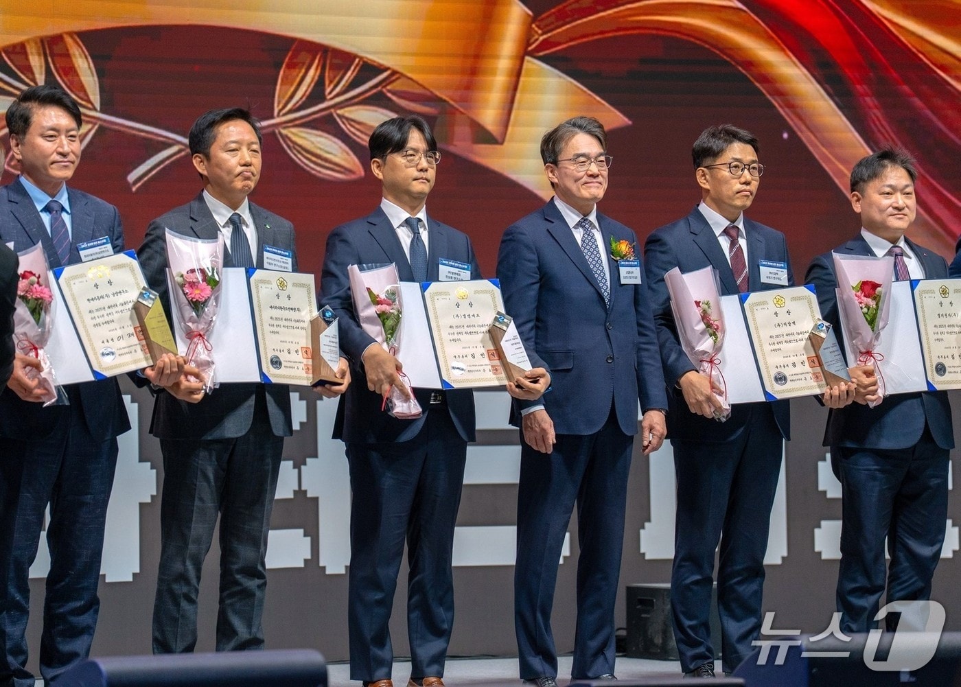 대한민국 기술대상 시상식에서 엘앤에프 전상훈 소재개발연구소장(왼쪽에서 세 번째)이 수상기업과 업계 관계자 등 주요 인사들이 기념촬영을 하고 있다. (엘앤에프 제공)