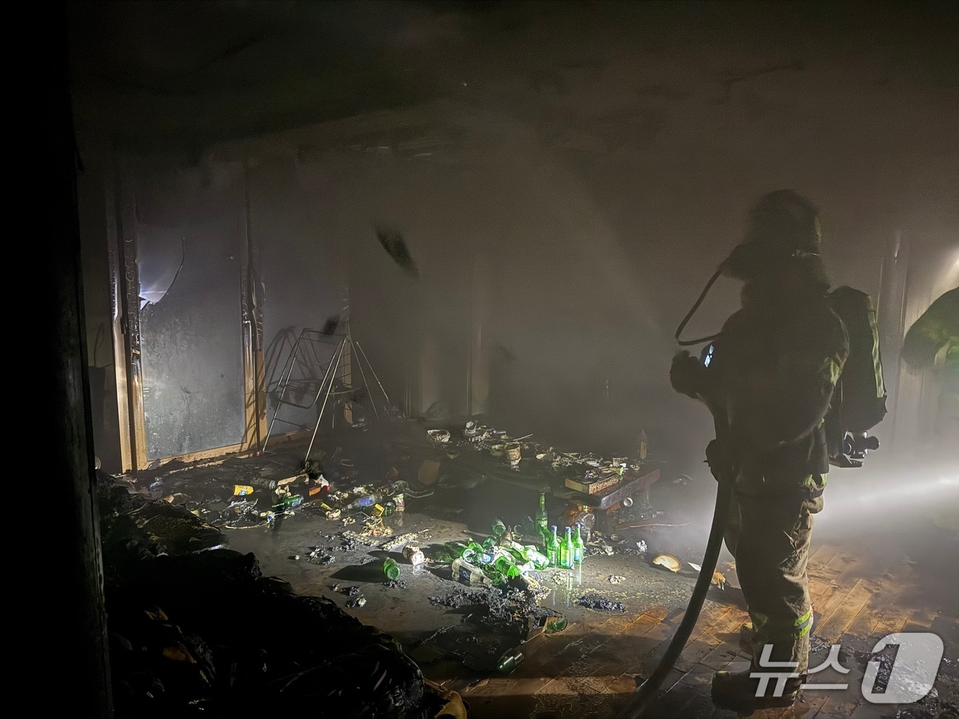 3일 오후 부산 사하구 하단동 아파트 화재 현장.(부산소방재난본부 제공. 재판매 및 DB 금지)