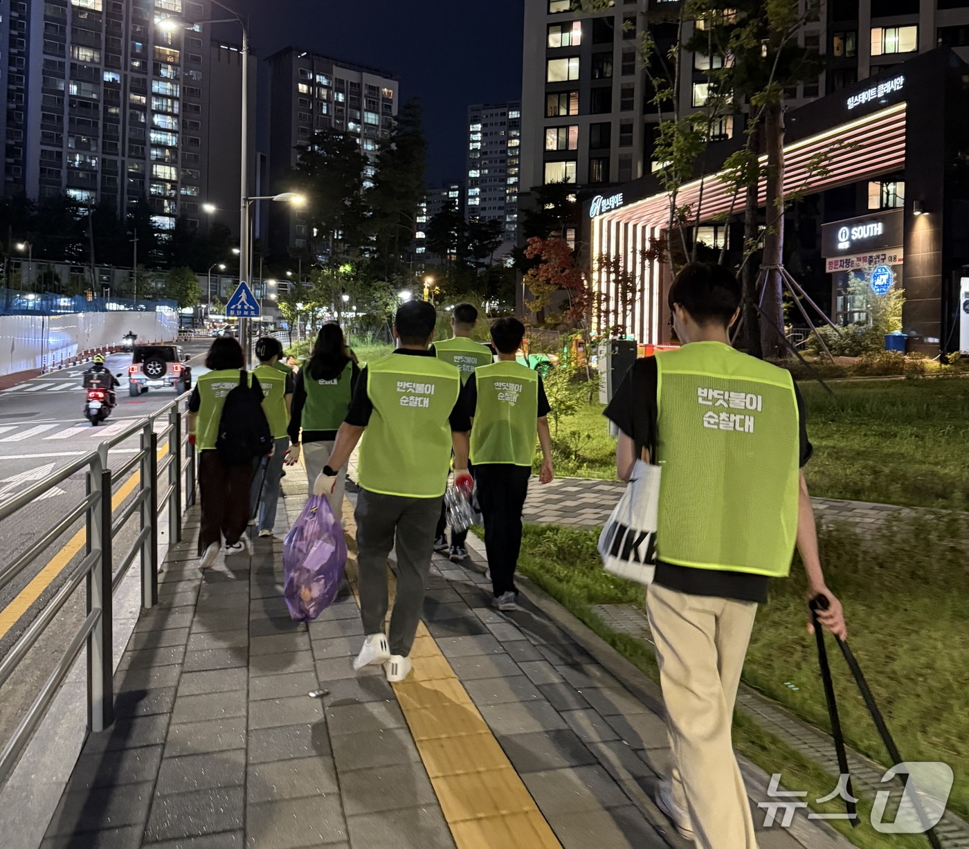 반딧불이 순찰대 활동을 하고 있는 청년들.&#40;영등포구 제공&#41;