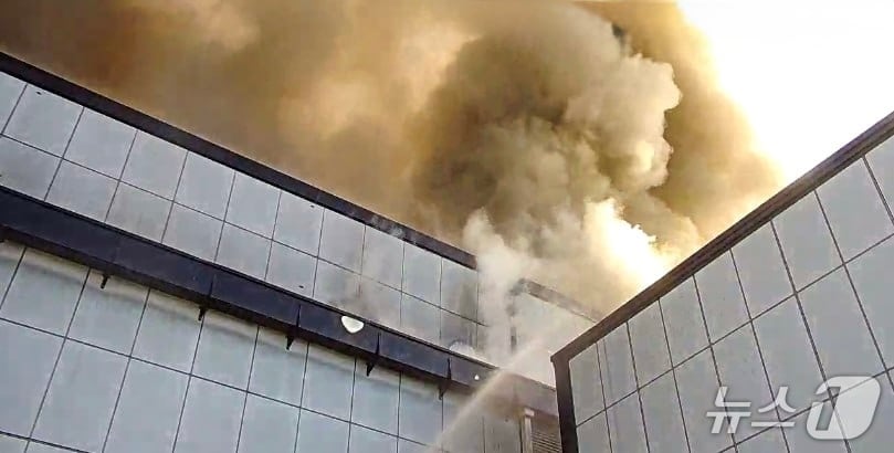 화재 현장. &#40;경기도소방재난본부 제공. 재판매 및 DB 금지&#41; 2025.12.4/뉴스1