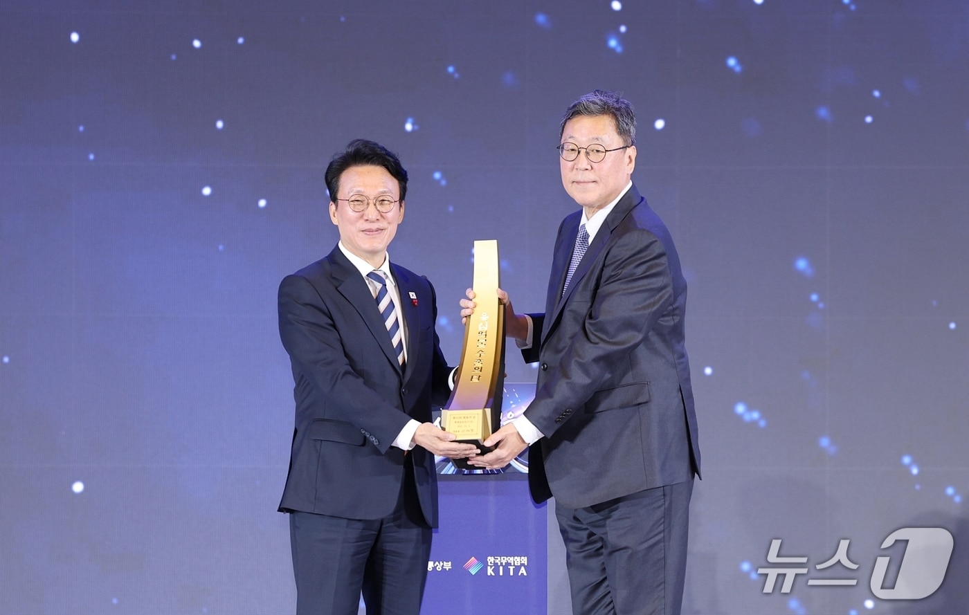  김민석 국무총리가 4일 서울 강남구 코엑스에서 열린 제62회 무역의날 기념식에서 이규복 현대글로비스 대표이사&#40;오른쪽&#41;에게 60억 달러 수출의 탑을 수여하고 있다.&#40;현대글로비스 제공&#41;