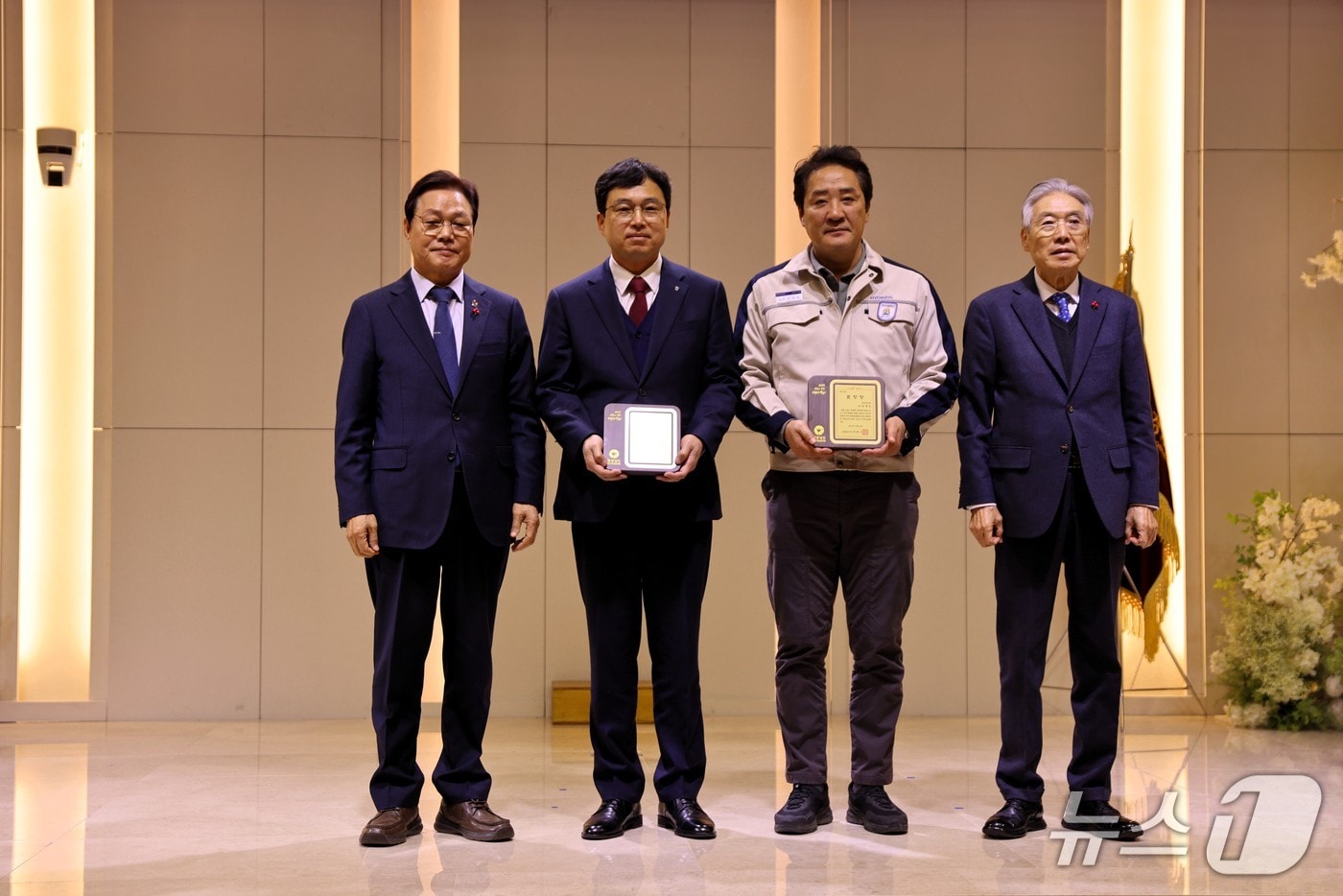 경남농협이 3일 호텔인터내셔널 창원에서 열린 경남 경영인의 날 기념신에서 경남 경영인 대상을 수상하고 있다.(경남농협 제공. 재판매 및 DB금지)
