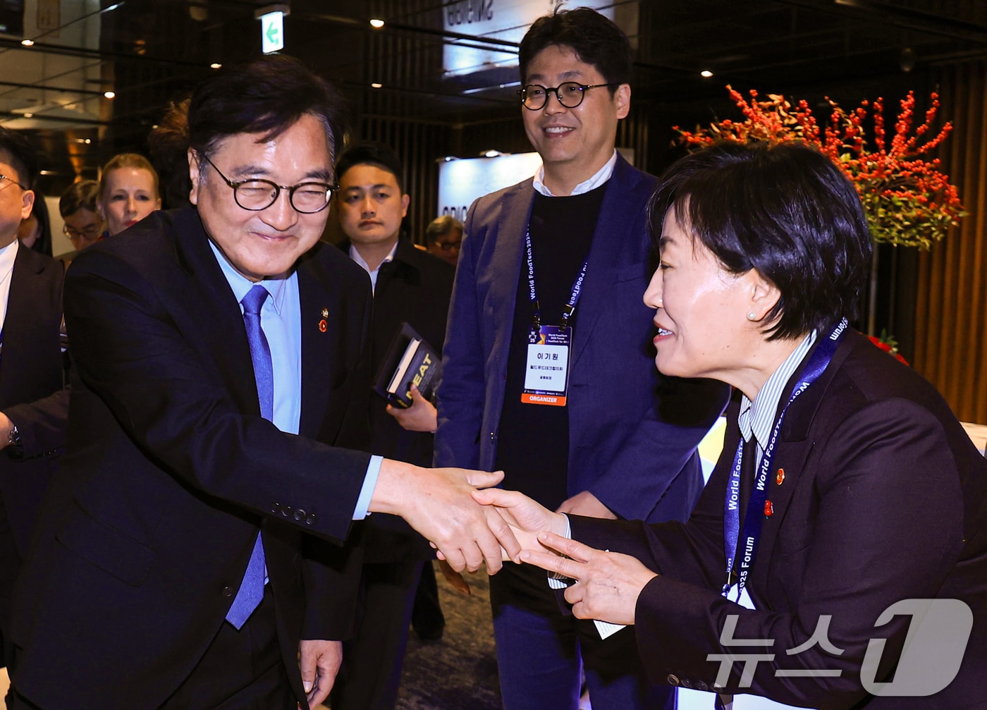 우원식 국회의장과 송미령 농림축산식품부 장관이 4일 서울 서초구 JW메리어트호텔에서 열린 월드푸드테크 2025 포럼 개막식에서 악수하며 인사를 나누고 있다. 2025.12.4/뉴스1 ⓒ News1 이호윤 기자