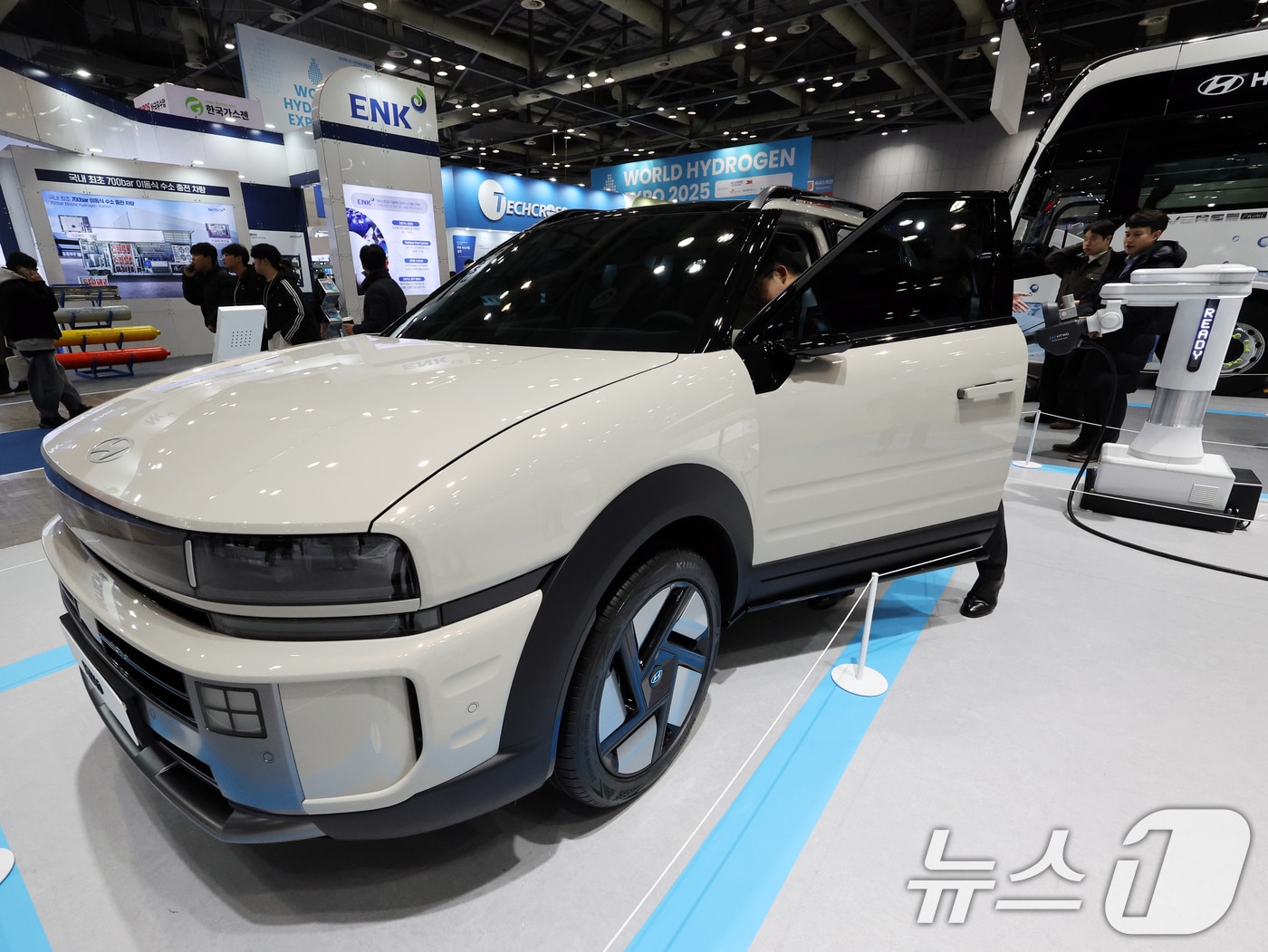 4일 경기도 고양시 일산서구 킨텍스(KINTEX)에서 열린 '세계 수소 엑스포 2025(월드 하이드로젠 엑스포)'에서 현대자동차 그룹 부스를 찾은 관람객이 수소차를 살펴보고 있다. 2025.12.4/뉴스1 ⓒ News1 황기선 기자