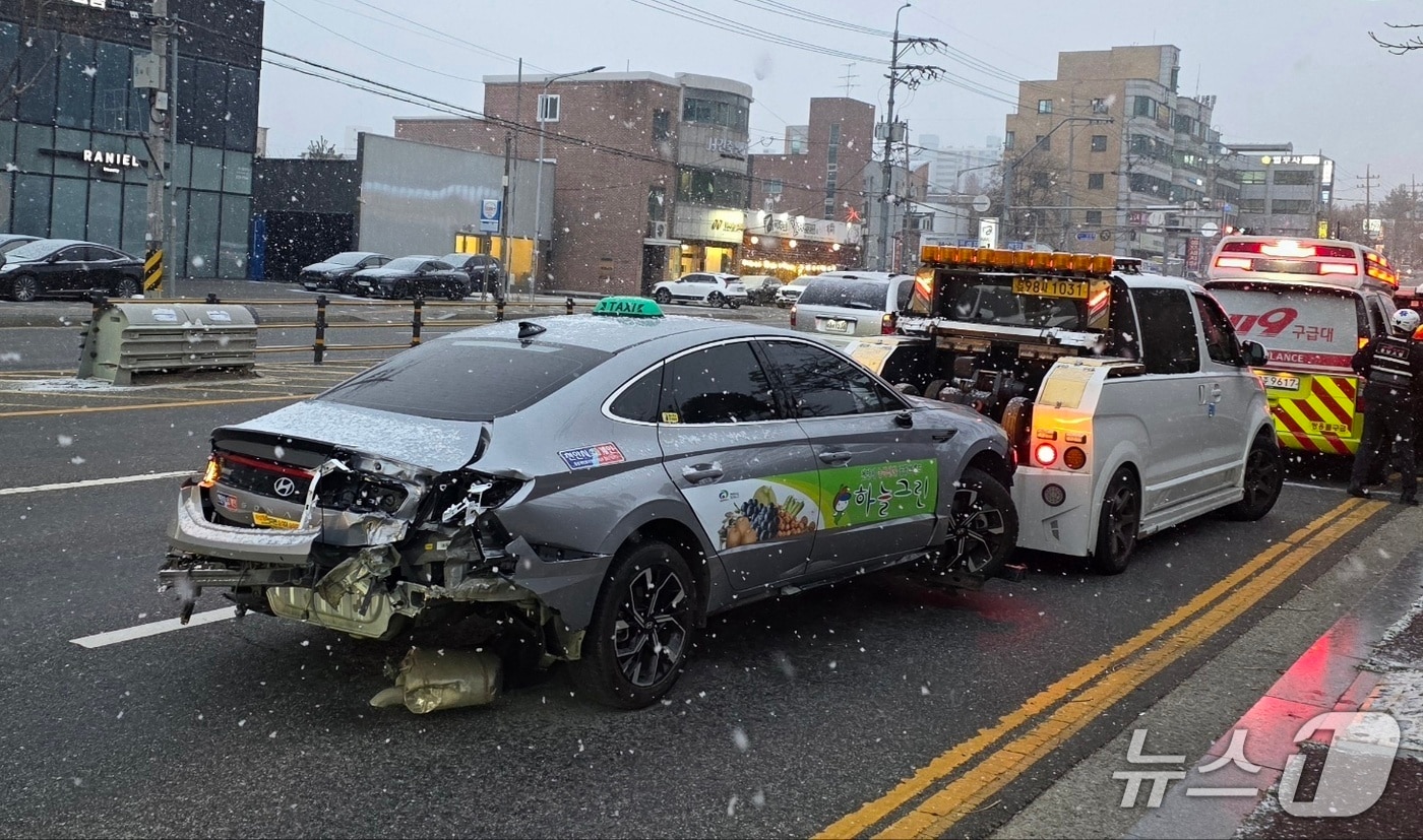 지난 3일 오후 4시 45분께 충남 천안시 동남구 봉명동의 한 도로에서 발생한 오토바이 운전자 사망 사고 현장. &#40;독자 제공. 재판매 및 DB금지&#41;