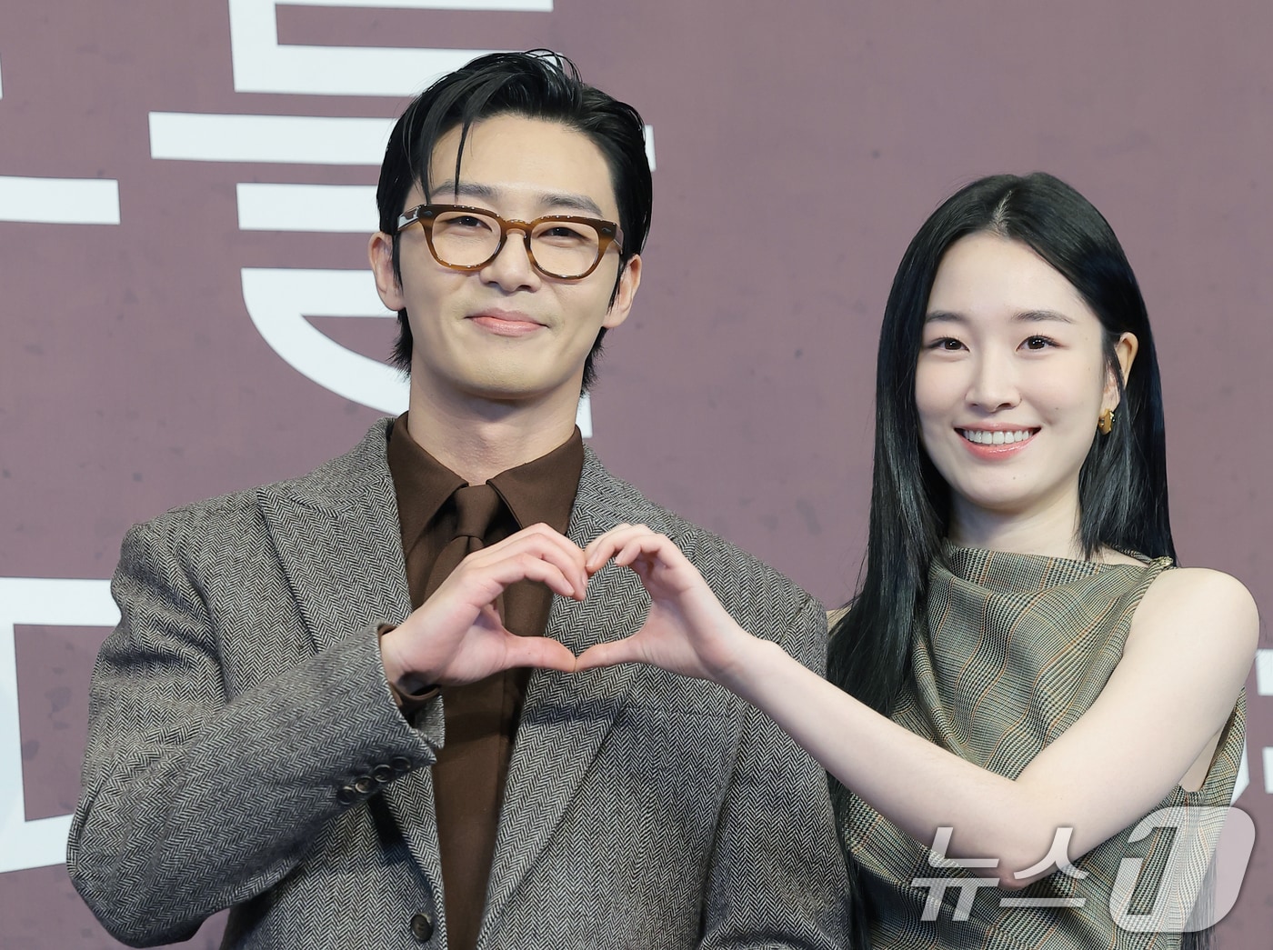 배우 박서준(왼쪽)과 원지안이 4일 오후 서울 구로구 더링크호텔에서 열린 JTBC 새 토일드라마 ‘경도를 기다리며’(극본 유영아/연출 임현욱) 제작발표회에 참석해 포즈를 취하고 있다. ‘경도를 기다리며’는 두 번의 연애를 하고 헤어진 이경도(박서준 분)와 서지우(원지안 분)가 불륜 스캔들 기사를 보도한 기자와 스캔들 주인공의 아내로 재회해 짠하고 찐하게 연애하는 로맨스 작품이다. 2025.12.4/뉴스1 ⓒ News1 권현진 기자