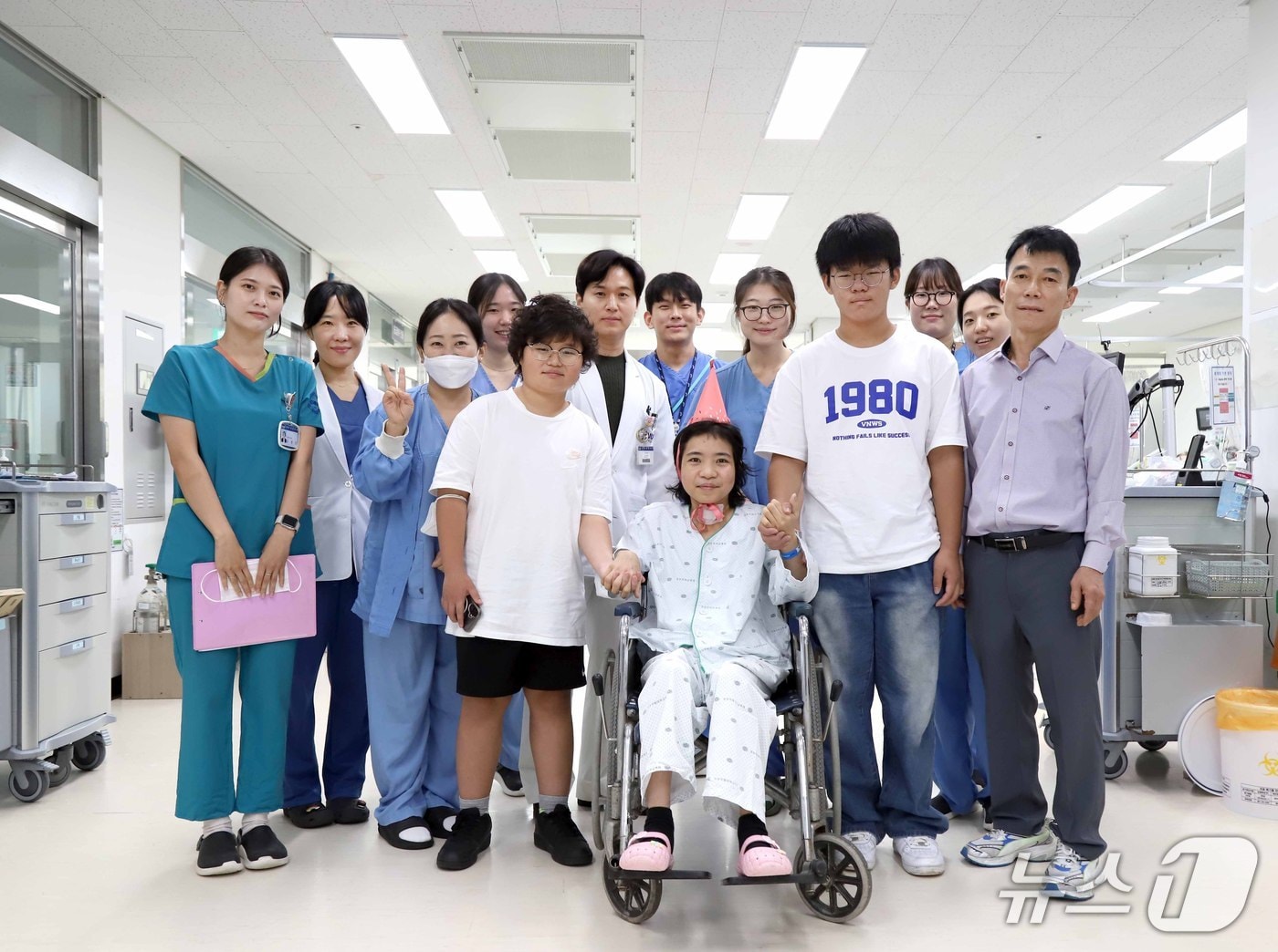 김영수 교수팀 등 병원 의료진과 환자 및 보호자&#40;경상국립대병원 제공. 재판매 및 DB금지&#41;.