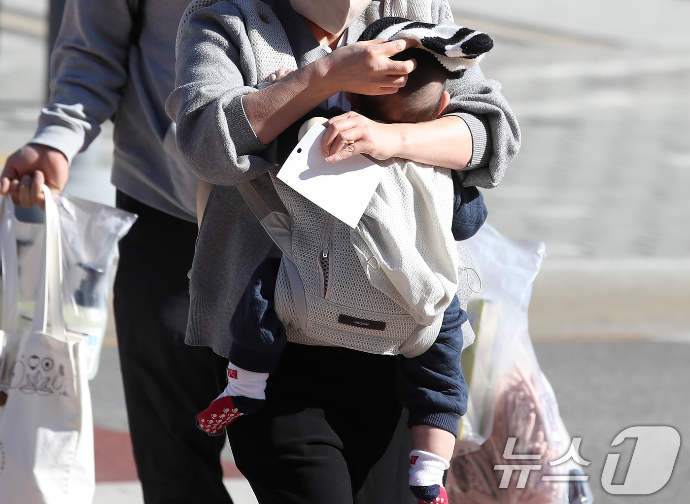 한파가 계속된 4일 오전 엄마가 찬바람을 가리기 위해 아기에게 털모자를 씌워주고 있다. ⓒ News1 공정식 기자