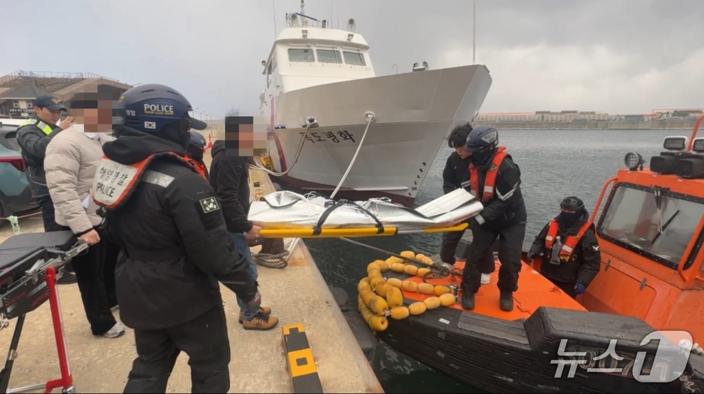 동해해경 경찰관들이 울릉도 뇌막염 응급환자를 경비함정으로 편승시키고 있다.&#40;동해해경 제공, 재판매 및 DB 금지&#41; 2025.12.4/뉴스1