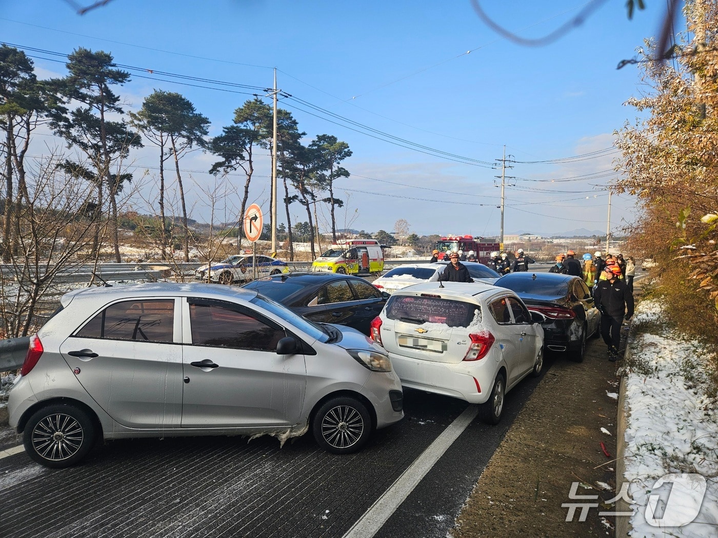 전북 고창군 성송면 교차로 램프 구간에서 발생한 교통 사고 현장. &#40;고창소방 제공. 재판매 및 DB 금지&#41;