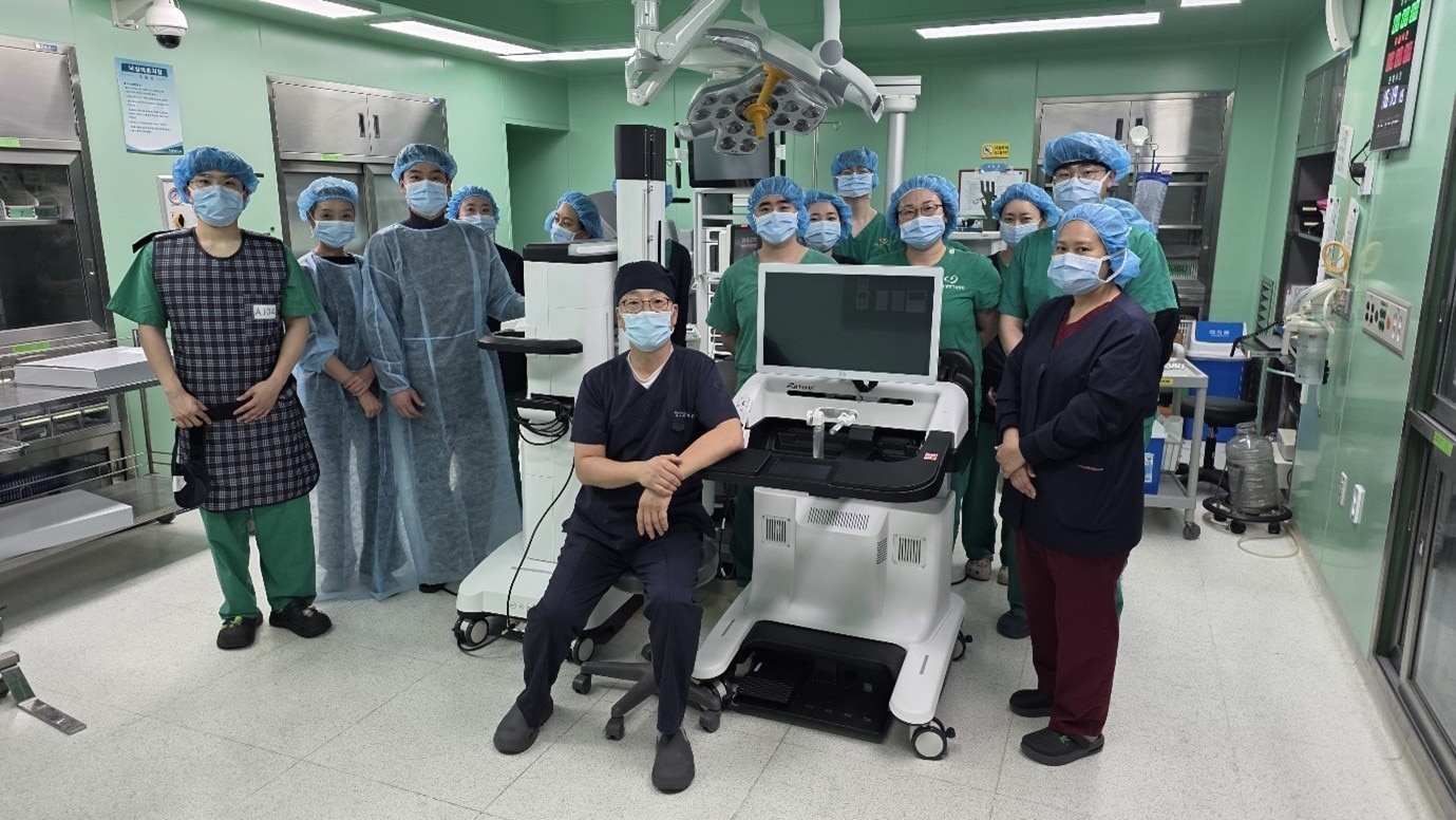  포항세명기독병원 비뇨의학과 의료진들이 자메니스 도입 기념 사진을 촬영했다. &#40;로엔서지컬 제공&#41;