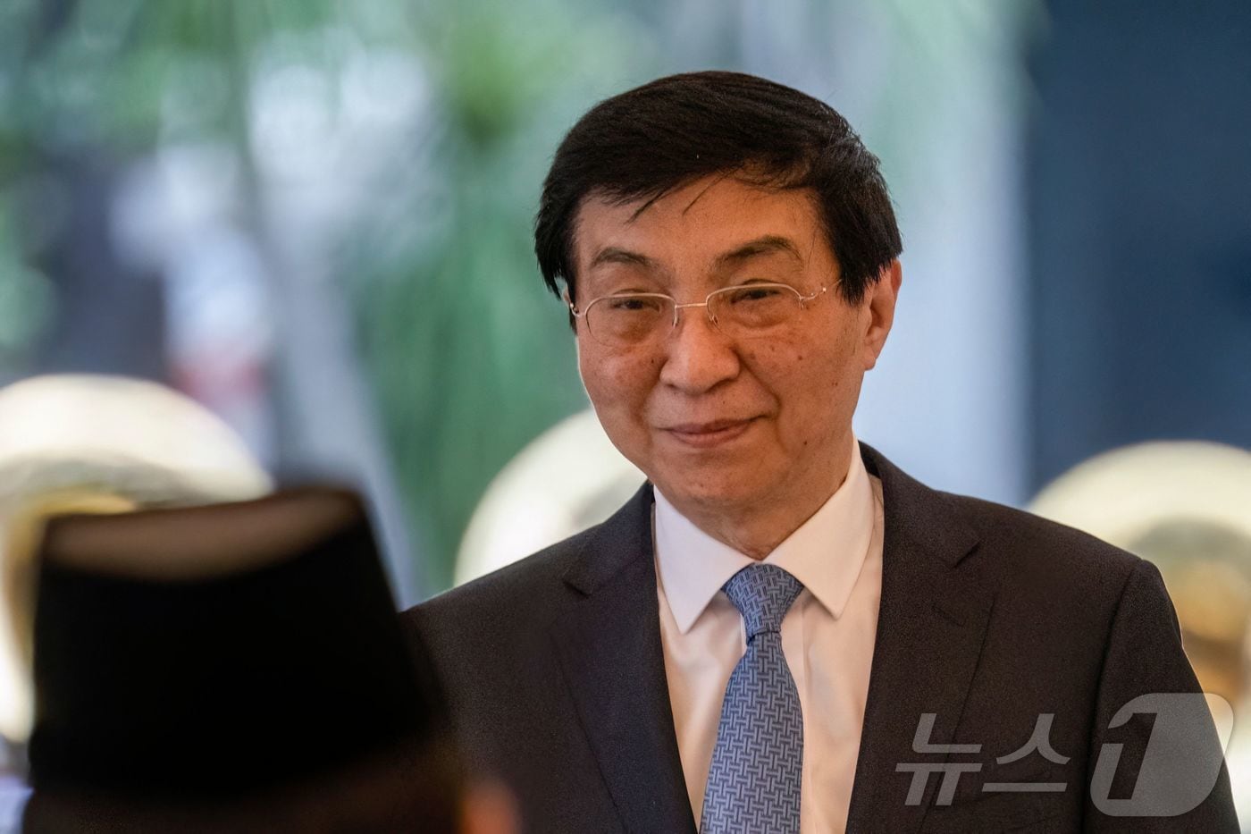 왕후닝 중국 전국인민정치협상회의 전국위원회 주석이 4일 인도네시아 자카르타를 방문해 프라보워 수비안토 인도네시아 대통령과 인사하고 있다. 2025.12.4 ⓒ AFP=뉴스1