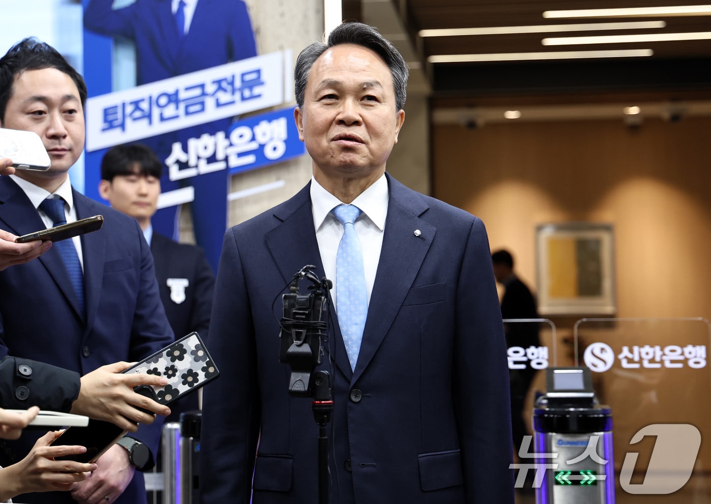 진옥동 신한금융 회장이 4일 오후 서울 중구 신한은행 본점에서 연임 소감을 밝히고 있다. 2025.12.4/뉴스1 ⓒ News1 구윤성 기자