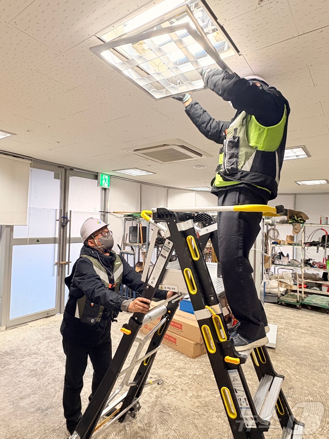 여수광양항만공사가 추진하는 &#39;AI안전장비 공유 플랫폼&#39;을 통해 에어백 조끼를 빌려입은 근로자가 작업을 진행하고 있다. &#40;여수광양항만공사 제공. 재판매 및 DB금지&#41; ⓒ News1 
