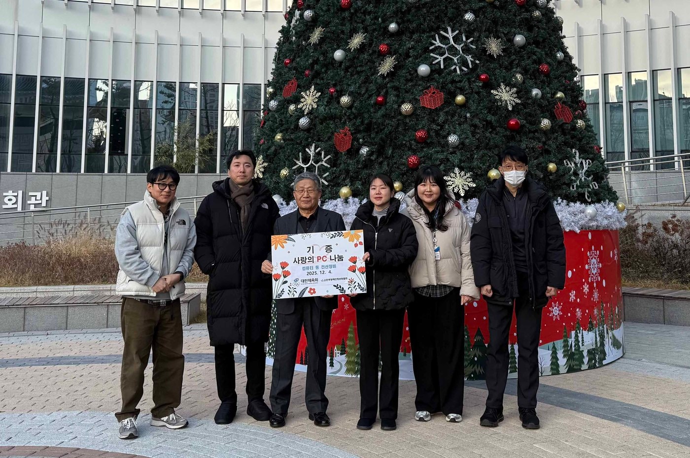 대한체육회가 IT 기기 100역대를 한국장애인정보화협회에 전달했다. &#40;대한체육회 제공&#41;