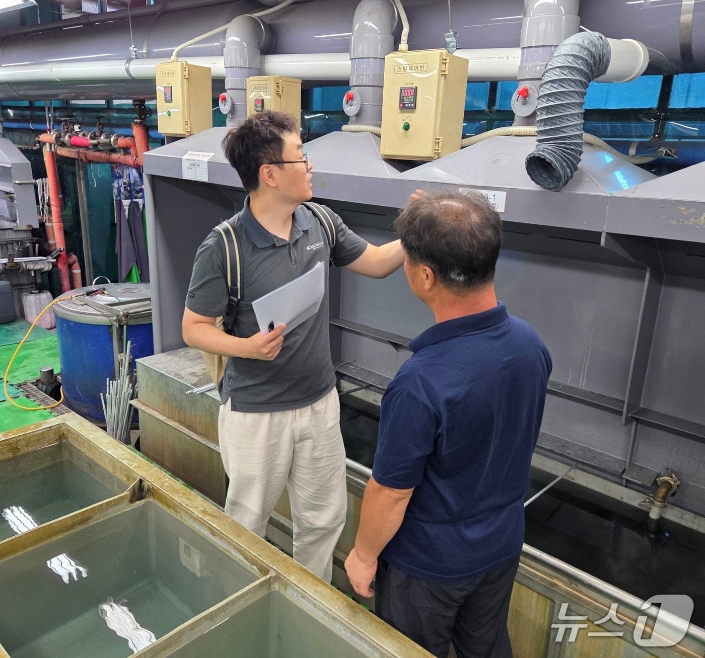 시흥화학재난합동방재센터 화학사고 안심컨설팅 민간전문위원이 시화·안산 도금단지 내 한 영세업체에서 현장 기술진단을 하고 있는 모습.&#40;한강청 제공&#41;