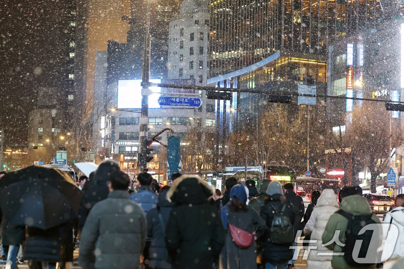 첫눈이 내린 4일 오후 서울 광화문 네거리에서 퇴근길 시민들이 발걸음을 재촉하고 있다. 2025.12.4/뉴스1 ⓒ News1 황기선 기자