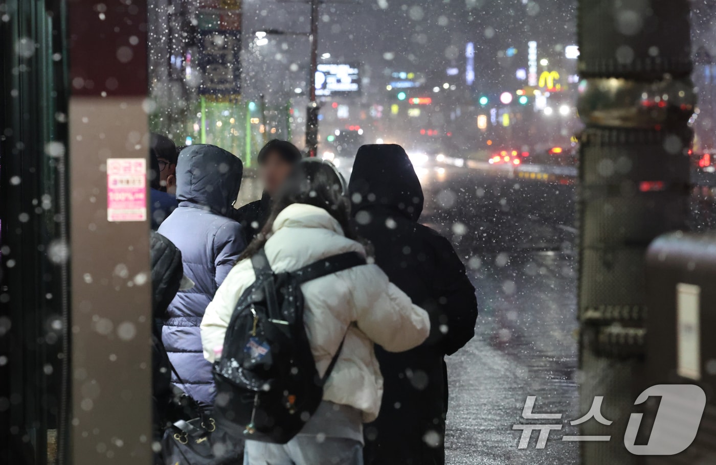 서울 전역을 포함한 수도권에 대설주의보가 내려진 4일 오후 경기 화성시 송화초등학교 인근 경기대로에 많은 눈이 내리고 있다. 2025.12.4/뉴스1 ⓒ News1 김영운 기자
