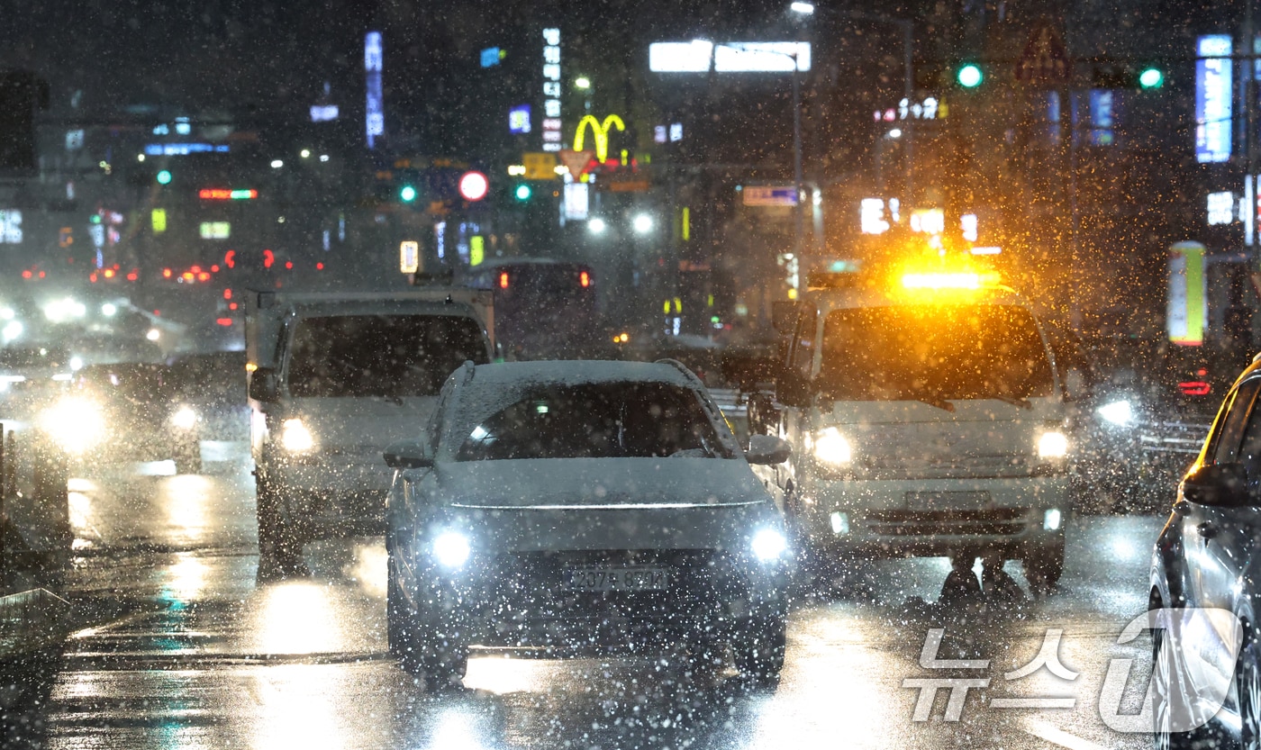서울 전역을 포함한 수도권에 대설주의보가 내려진 4일 오후 경기 화성시 송화초등학교 인근 경기대로에 많은 눈이 내리고 있다. 2025.12.4/뉴스1 ⓒ News1 김영운 기자