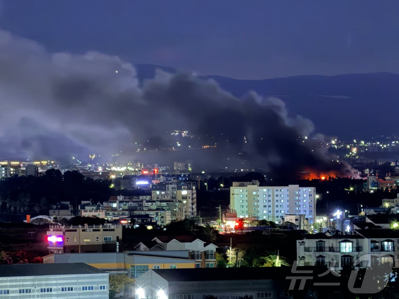 4일 오후 6시31분쯤 제주시 노형동 자원순환관리시설에서 화재가 발생해 검은 연기가 치솟고 있다.(독자 제공. 재판매 및 DB금지) 2025.12.4/뉴스1 ⓒ News1 홍수영 기자