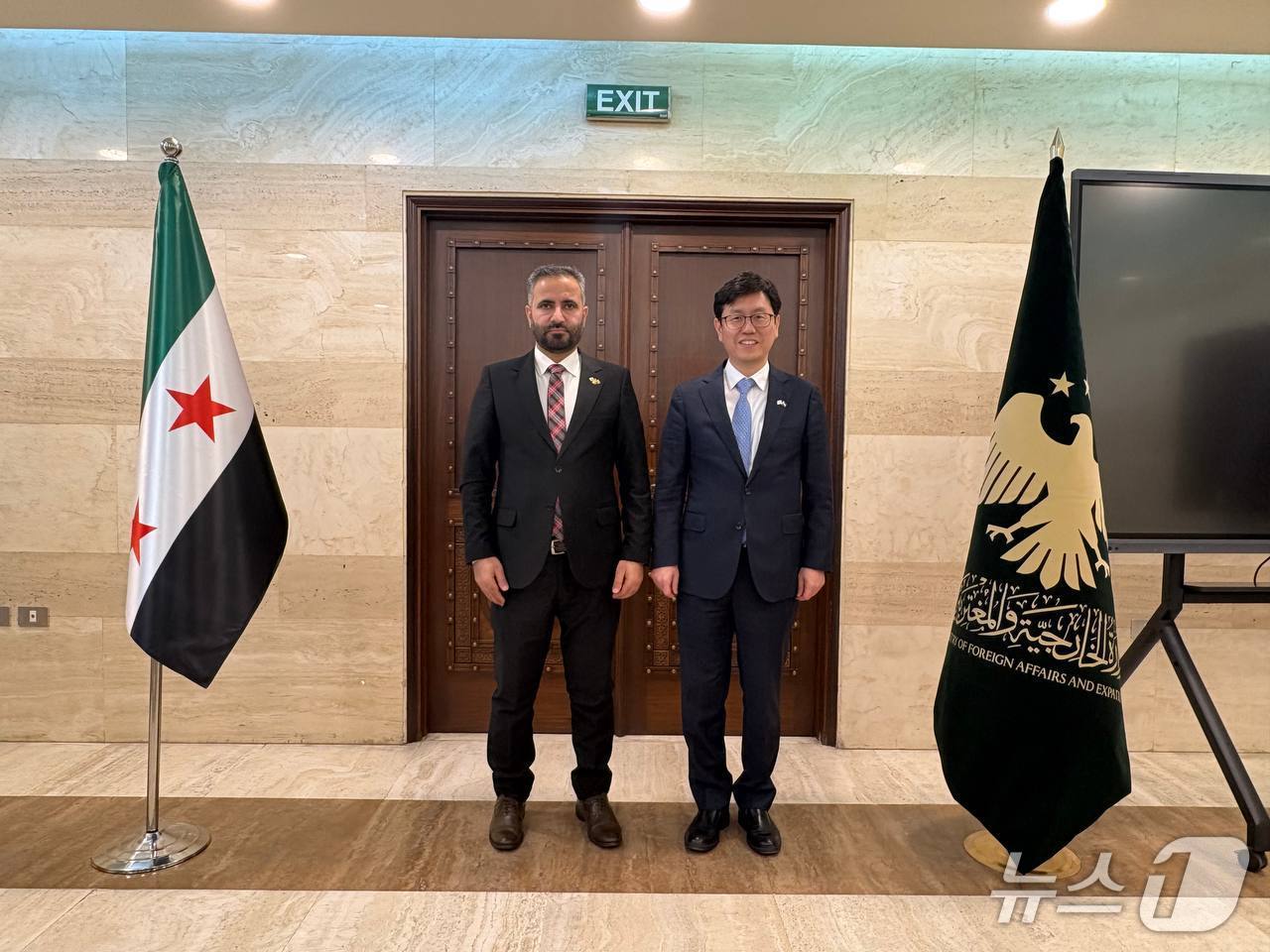 정광용 외교부 아프리카중동국장은 시리아 4일(현지시간) 다마스커스에서 유세프 알 하자르 시리아 외교부 정무총국장과 제1차 국장급 정책협의회를 개최했다. 2025.12.04. (외교부 제공)
