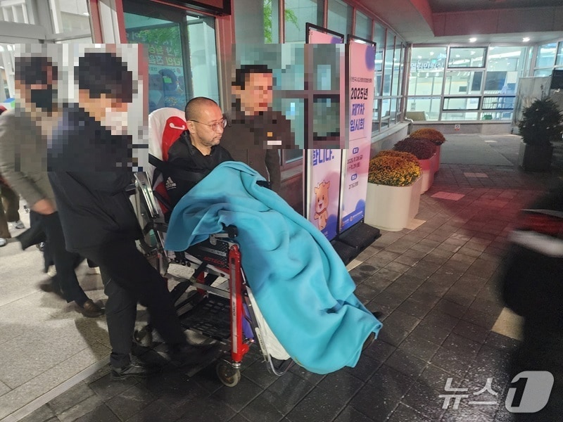 경기도의회 백현종 국민의힘 대표의원이 4일 병원으로 옮겨지고 있다.&#40;독자 제공. 재판매 및 DB 금지&#41;/뉴스1 