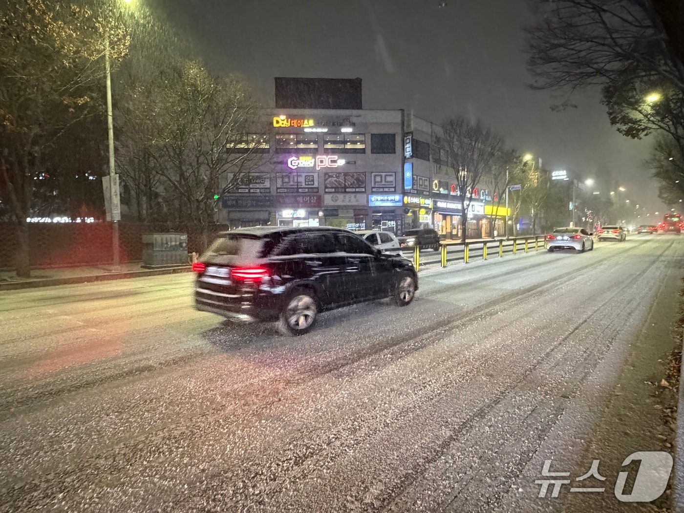 4일 밤 강원 춘천 퇴계동 일대에 눈이 내리자 차들이 서행을 하고 있 다.2025.12.4 한귀섭 기자