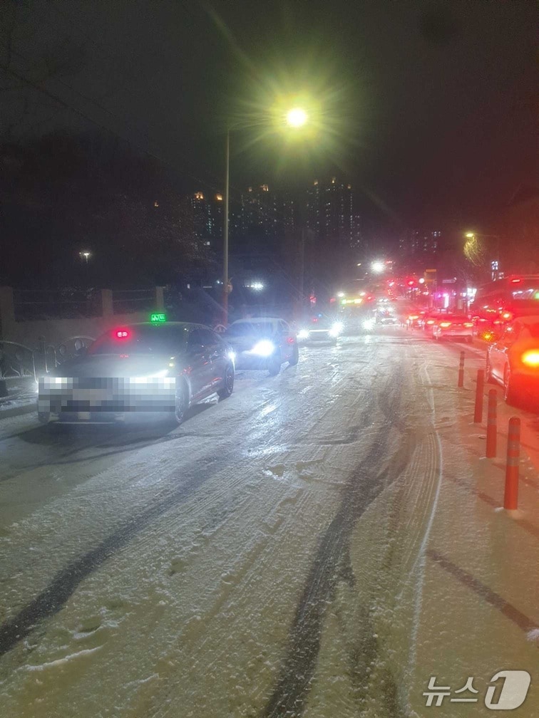 강원 춘천 후평동 눈길 차량 미끄러짐 사고 현장.(강원도소방본부 제공, 재판매 및 DB금지)