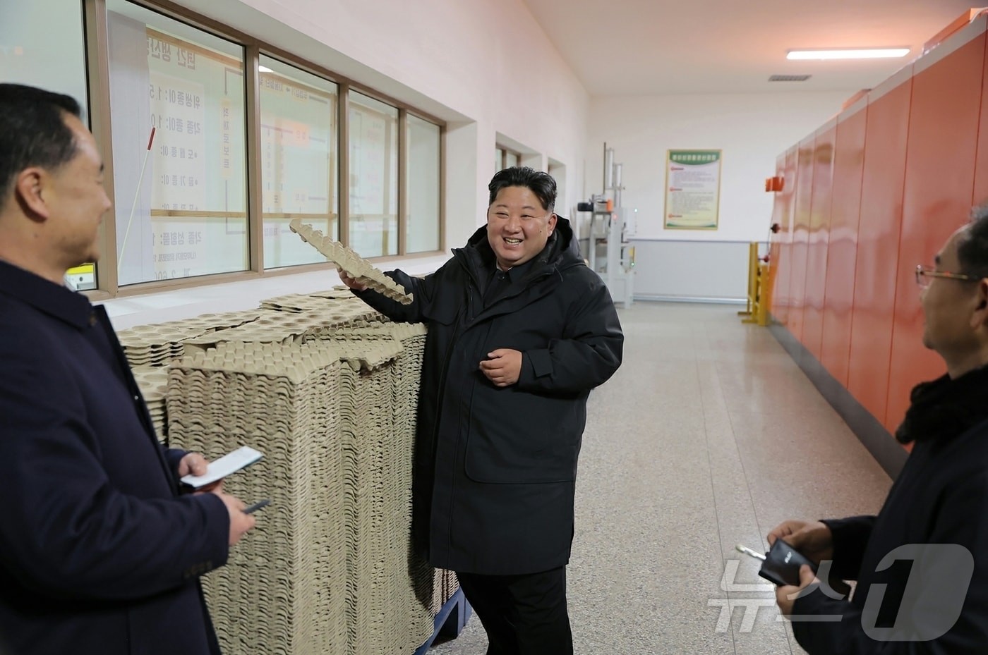 &#40;평양 노동신문=뉴스1&#41; = 북한 노동당 기관지 노동신문은 5일 &#34;조선노동당 총비서이시며 조선민주주의인민공화국 국무위원장이신 경애하는 김정은동지께서 12월 3일 준공을 앞둔 여러 군의 지방공업공장들을 찾으시여 실태를 현지료해&#40;파악&#41;하시였다＂고 보도했다. 조용원·박정천 노동당 중앙위원회 비서가 동행했다. [국내에서만 사용가능. 재배포 금지. DB 금지. For Use Only in the Republic of Korea. Redistribution Prohibited] rodongphoto@news1.kr